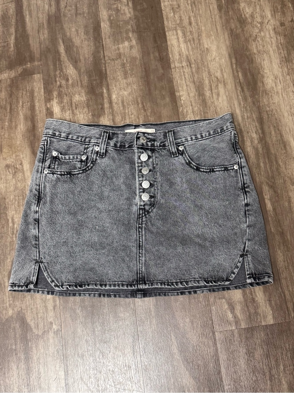 Levi’s Denim Black Gray washed denim skirt button up side slits size 31 Women’s